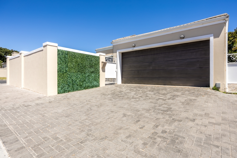 3 Bedroom Property for Sale in Eikenbosch Western Cape